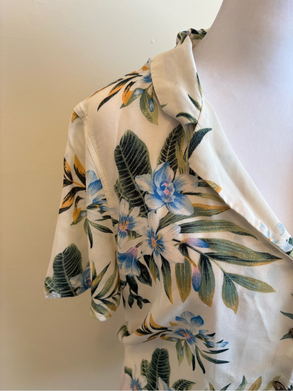 Medium American Eagle Cream Cropped Tropical Tie Front Button Up Top - Picture 15 of 16